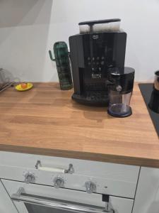 een zwart koffiezetapparaat op een aanrecht bij Les Noisetiers appartement in Saint-Just-Malmont