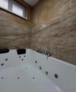 een groot wit bad in de badkamer bij Sobe i Apartmani Casa Mia in Pećinci