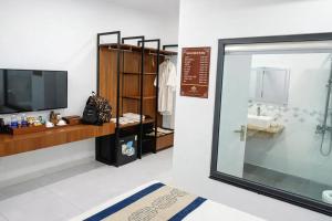 a room with a bathroom with a sink and a mirror at Điêu Thuyền Hotel Bến Tre in Ben Tre