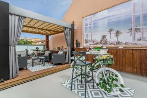 eine Terrasse mit einem Tisch und einem Fahrrad auf einer Terrasse in der Unterkunft Mar Y Sol in Caleta de Fuste
