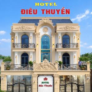 een gebouw met een bord waarop staat: hotel dig driven bij Điêu Thuyền Hotel Bến Tre in Ben Tre