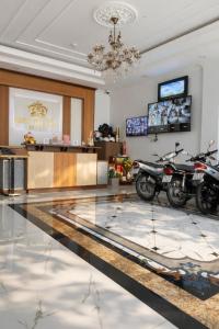 een lobby met een motorfiets geparkeerd op een marmeren vloer bij Điêu Thuyền Hotel Bến Tre in Ben Tre