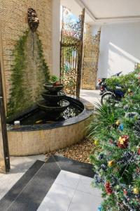 een fontein in een kamer met planten bij Điêu Thuyền Hotel Bến Tre in Ben Tre