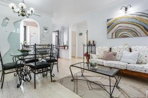 ein Wohnzimmer mit Sofa und Tisch in der Unterkunft Mar Y Sol in Caleta de Fuste