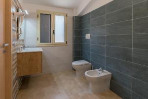 een badkamer met toilet en wastafel bij La casetta b&b in Ceraso