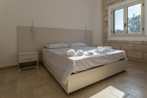 een slaapkamer met een bed met handdoeken erop bij La casetta b&b in Ceraso