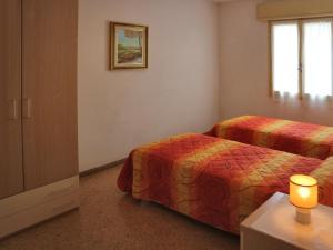 リニャーノ・サッビアドーロにあるMeryのベッド2台とテレビが備わるホテルルームです。