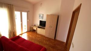 Televízia a/alebo spoločenská miestnosť v ubytovaní Apartments Ivka