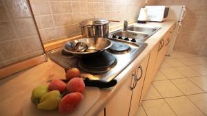 Kuchyňa alebo kuchynka v ubytovaní Apartments Ivka