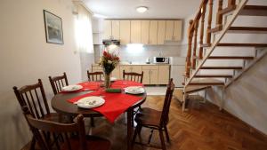 Kuchyňa alebo kuchynka v ubytovaní Apartments Ivka