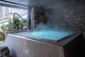 d'un bain à remous avec de la vapeur. dans l'établissement Les Dolomites Mountain Lodges, à San Martino in Badia 55 autres photos