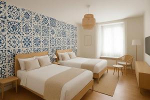 - 2 lits dans une chambre avec papier peint bleu et blanc dans l'établissement Hai Bay Hotel & Restaurant, à Hanoï 28 autres photos