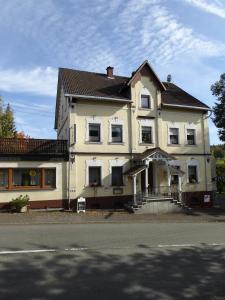 ein großes weißes Haus auf der Straßenseite in der Unterkunft Landgasthof Schneller in Katzwinkel