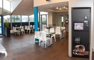 En restaurant eller et andet spisested på Kyriad Direct Macon Sud