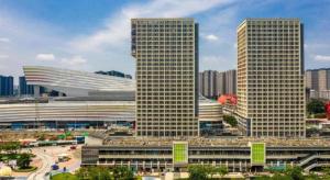 花都Imin Hotel的城市中的一组高楼大厦