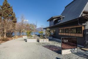 een huis met een bord ervoor bij KOS Restaurant & Hotel in Fujikawaguchiko
