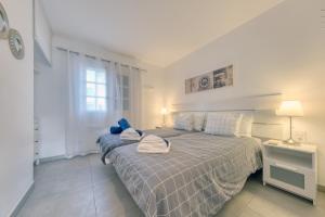 een slaapkamer met een bed met een blauw kussen erop bij Carpe Diem - Shared Pool By Lanzarote Vacation Homes in Puerto del Carmen +20 foto's