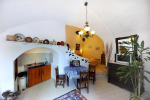una cucina e un soggiorno con tavolo e sedie di Kavalari Hotel - Adults Only a Firà