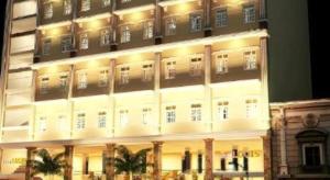 Un bâtiment éclairé avec des lumières allumées dans l'établissement RUBY HOTEL, à Cà Mau 39 autres photos