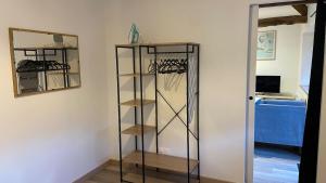 a room with a closet with shelves and a mirror at Charmante maison in Pleumeleuc