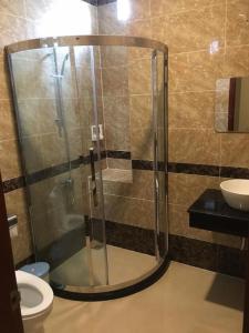 een douche in een badkamer met toilet en wastafel bij Phuong Ly Ly in Ho Chi Minh-stad