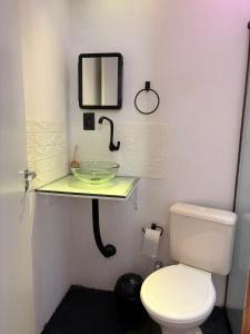 een badkamer met een wastafel en een toilet bij Chalé Black no Sul da Ilha in Florianópolis