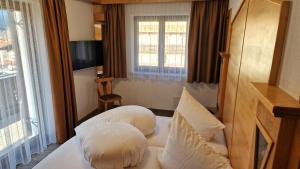 een hotelkamer met twee witte kussens op een bed bij Haus Marita in Oetz