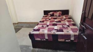 a bed with a quilt on it in a room at SPOT ON Diamond Hotel in Rāmpura