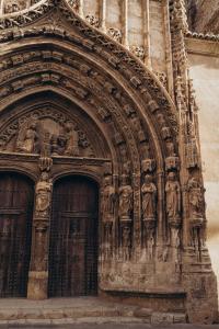 ein Gebäude mit Statuen auf der Vorderseite in der Unterkunft Hotel Restaurante Doña Anita in Requena