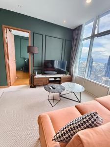 TV a/nebo společenská místnost v ubytování Sky Suites KLCC Apartment by Family Room Stay