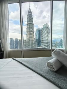 Postel nebo postele na pokoji v ubytování Sky Suites KLCC Apartment by Family Room Stay