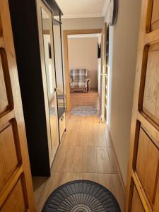 een gang met een deur die naar een woonkamer leidt bij Panorama Spa Apartment in Berehove