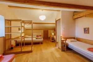 une chambre avec deux lits superposés et un bureau dans l'établissement Gite de Marbois,  36 autres photos