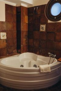 eine Badewanne im Bad mit Fenster in der Unterkunft Hotel Restaurante Doña Anita in Requena + 13 Fotos