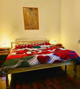 een bed met een kleurrijke quilt op in een kamer bij La Casa di Sandhya in Udine