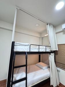 een slaapkamer met twee stapelbedden in een kamer bij Sun Sun Hostel in Pai +14 foto's