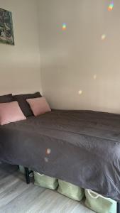ein großes Bett mit zwei Kissen darauf in einem Zimmer in der Unterkunft Studio Mokum in Amsterdam