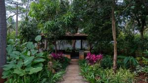 ein Garten mit einer Pergola in der Mitte in der Unterkunft Trisara Boutique Stay in Mysore
