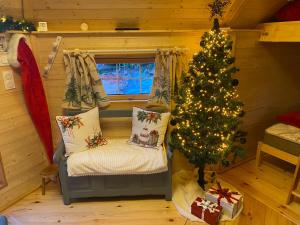 Giường trong phòng chung tại Santa Kota, Christmas cottage