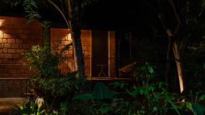 ein Haus mit einer Veranda in der Nacht in der Unterkunft Trisara Boutique Stay in Mysore