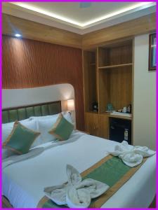 Postel nebo postele na pokoji v ubytování Hotel Coravya 7 Sea Premium Suites- Rooftop Sea View- Parking & Restaurant Facilities - Fully Air Conditioning room- A Top Rated Hotel