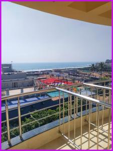 Bazén v ubytování Hotel Coravya 7 Sea Premium Suites- Rooftop Sea View- Parking & Restaurant Facilities - Fully Air Conditioning room- A Top Rated Hotel nebo v jeho okolí