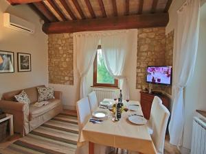 ein Wohnzimmer mit einem Tisch und einem Sofa in der Unterkunft Modern holiday home in Foligno - Loc with pool in Case Vecchie