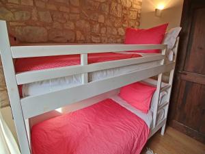 zwei Etagenbetten in einem Zimmer mit roten Kissen in der Unterkunft Modern holiday home in Foligno - Loc with pool in Case Vecchie + 22 Fotos