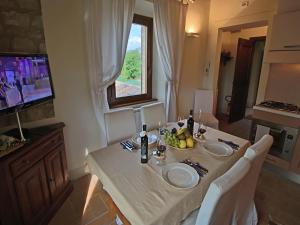 ein Esstisch mit weißer Tischdecke und Tischplatte in der Unterkunft Modern holiday home in Foligno - Loc with pool in Case Vecchie