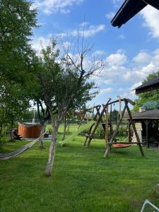 een park met een speeltuin met glijbaan bij Agroturystyka u Dudków- Balia i Apiterapia in Jeleśnia