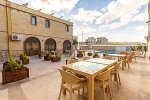 een patio met tafels en stoelen bovenop een gebouw bij Ciner Hotel in Goreme