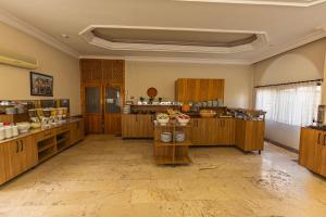 een grote keuken met houten kasten in een kamer bij Ciner Hotel in Goreme +53 foto's
