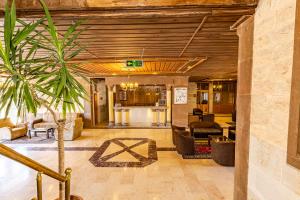 een woonkamer met een palmboom in het midden bij Ciner Hotel in Goreme