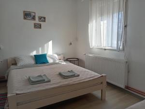 En eller flere senge i et værelse på Apartman Otvoreno polje